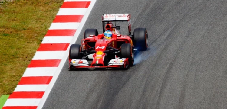 Vista frontal de un auto de Fórmula 1 rojo en una pista de carreras.